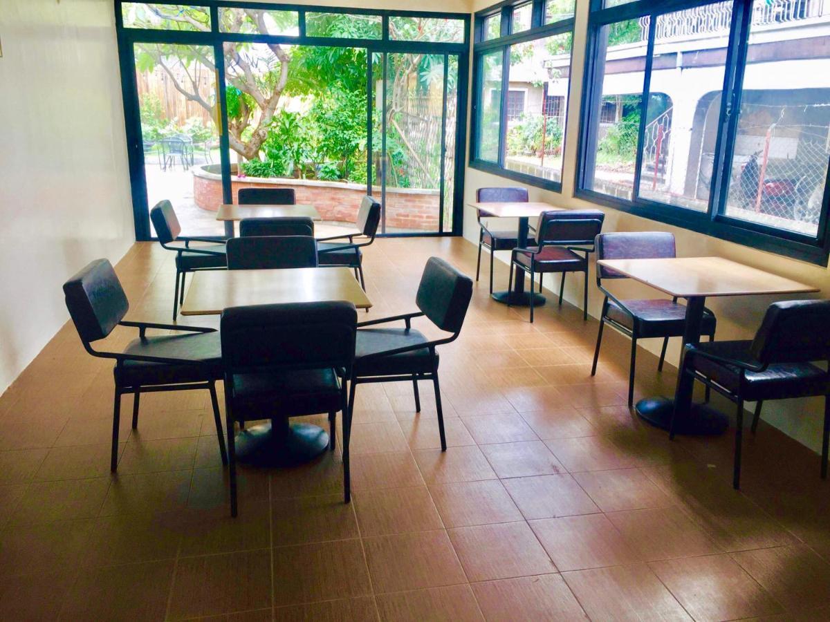The Hub District Garden Suites Pasay Extérieur photo